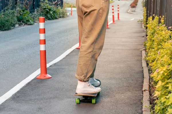 Detailní Záběr Ženské Nohy Džínách Bílé Sportovní Boty Skateboardu Ulici — Stock fotografie