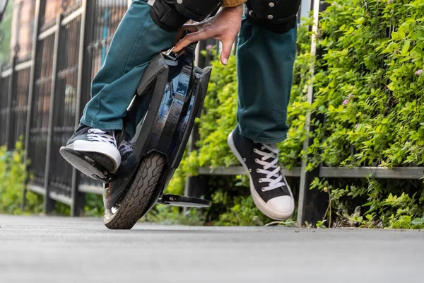 Reiten Auf Einem Elektrischen Einrad Euc Ein Fahrer Schützenden Knieschoner — Stockfoto