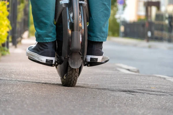 Close Dari Kaki Pengendara Pada Sepeda Listrik Euc Mengemudi Sekitar — Stok Foto