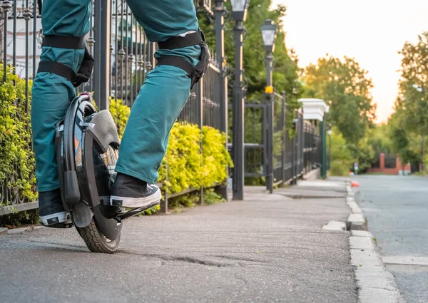 Reiten Auf Einem Elektrischen Einrad Euc Ein Fahrer Schutzausrüstung Versucht — Stockfoto