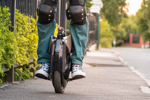 Beine Des Fahrers Schutzausrüstung Auf Einem Elektro Einrad Euc Auf — Stockfoto