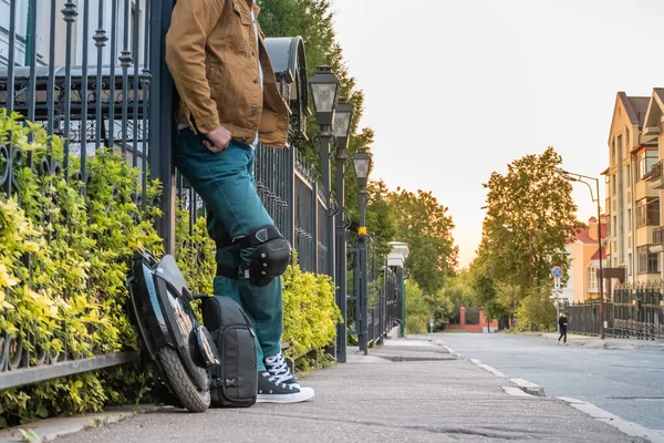 Seorang Pria Tak Dikenal Pelindung Bantalan Lutut Sebelah Ransel Dan — Stok Foto