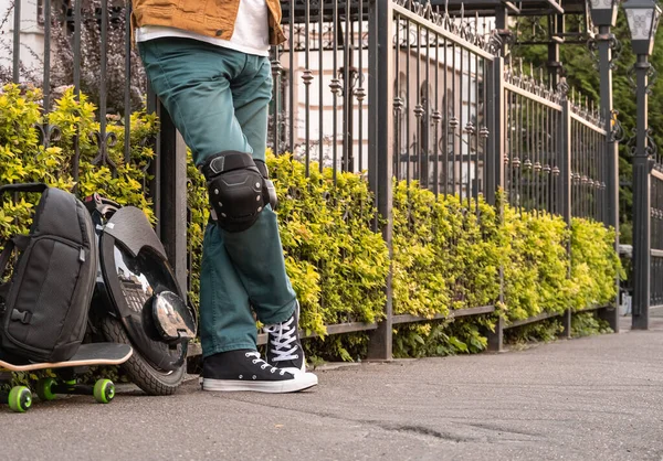Seorang Pria Tak Dikenal Berdiri Pagar Logam Jalan Kota Dekatnya — Stok Foto