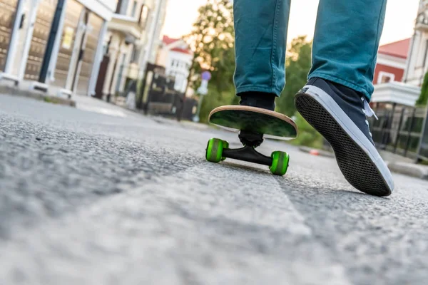 Close Van Mannenbenen Jeans Sportschoenen Een Skateboard Een Stadsstraat Bij — Stockfoto