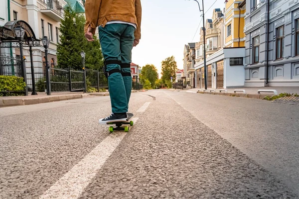 Nepoznatelný Muž Skateboardu Městské Ulici Při Západu Slunce — Stock fotografie