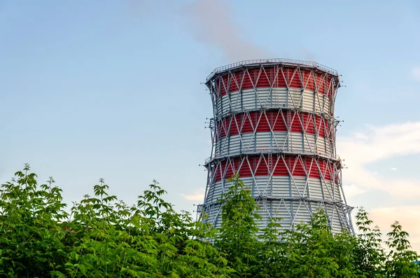 Füstölgő Csíkos Piros Fehér Csövek Hőerőműben — Stock Fotó