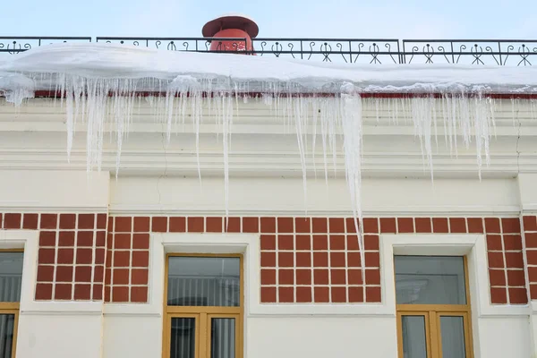 Das Dach Eines Gebäudes Mit Schnee Und Gefährlich Hängenden Eiszapfen — Stockfoto
