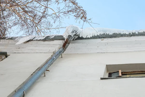 Roof Building Snow Dangerously Hanging Icicles Sunny Winter Day — Stock Photo, Image