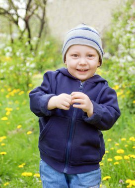 yeşil zemin üzerine mutlu çocuk