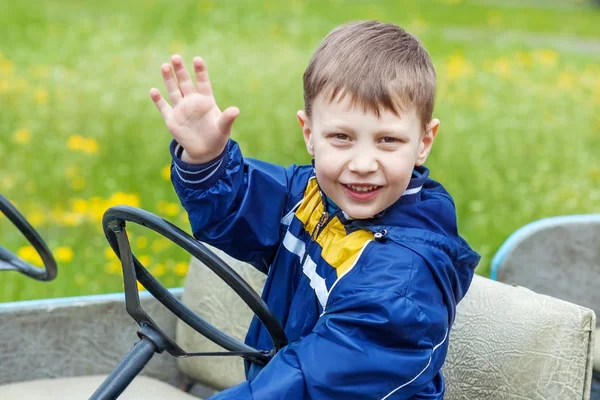 幸せな笑みを浮かべて男の子手を振って — ストック写真