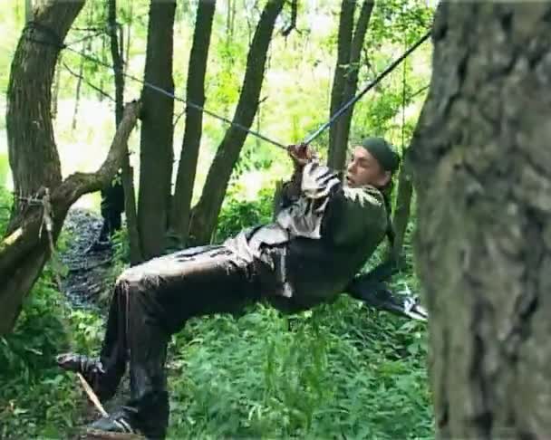 Joven soldado está entrenando en condiciones difíciles en el bosque Imágenes de stock libres de derechos