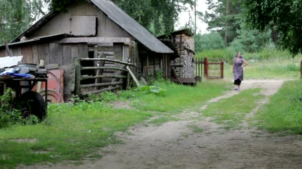 Dühös feleség férje falu udvarban keres — Stock videók