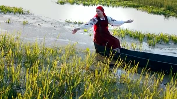 Glückliches Mädchen schwimmt auf Boot und singt — Stockvideo