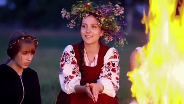 Счастливая девушка поет песню у огня — стоковое видео