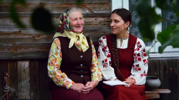 Grandmother and grandchild singing together — Stock Video