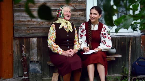Büyükanne ve torunu birlikte şarkı — Stok video