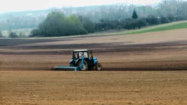 Traktor ilkbaharda toprak pulluk