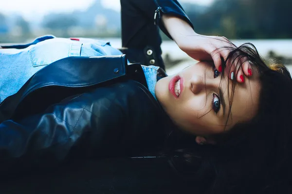 Retrato de una hermosa chica al aire libre, estilo de vida — Foto de Stock