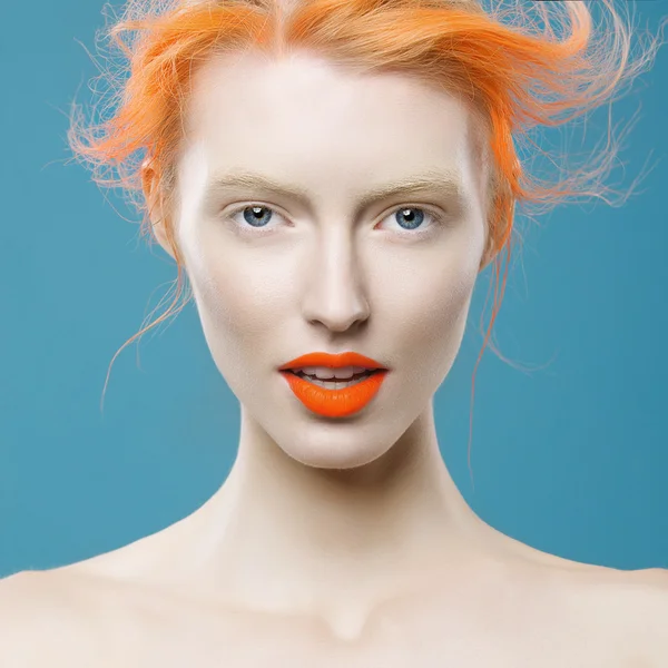 Retrato de hermosa chica con el pelo naranja sobre un fondo azul, primer plano — Foto de Stock