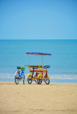 Sahilde bisikletler, Chaung Thar Sahili, Myanmar