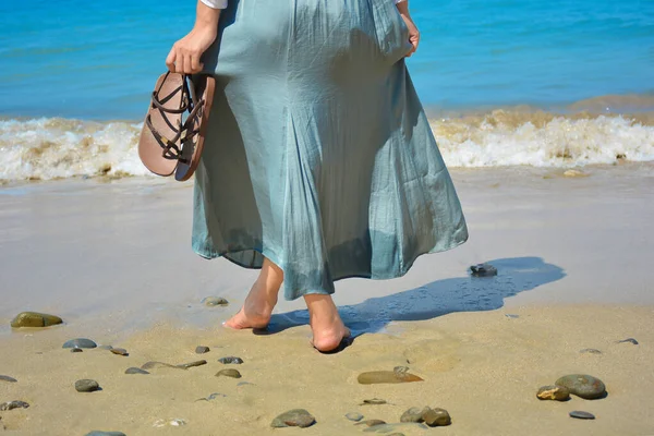 Myanmar Girl Stands Beautiful Beach Myanmar — Stock Photo, Image