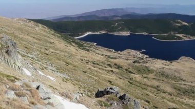 yüksek dağ Mavi Göl üzerinde tava