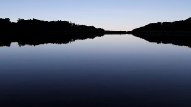 Outlines over calm mountain lake at twilight — Stock Video