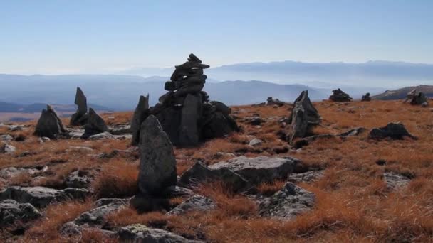 Gizemli taşları üzerine bir dağ tepe — Stok video