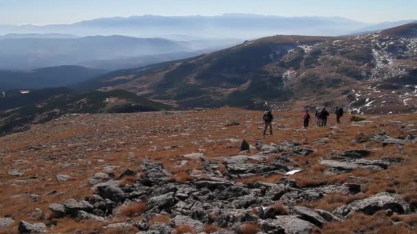 Caminhantes descida montanha pico — Vídeo de Stock