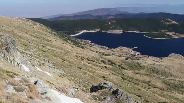Pan sobre el lago azul de alta montaña — Vídeos de Stock