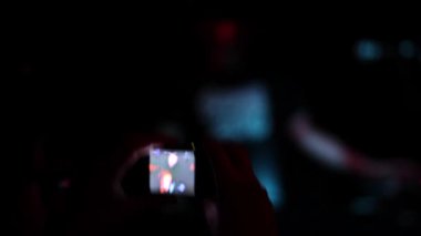 birini canlı konser küçük fotoğraf makinesi ile çekim