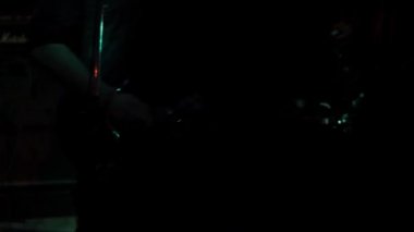 gitar çalan sahneye atlama