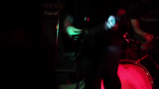 Гитарист играет на сцене в ночном клубе — стоковое видео