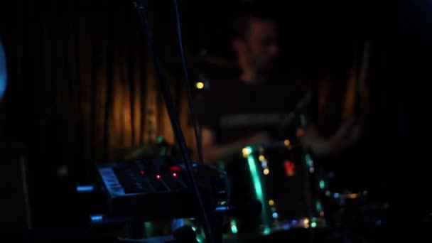 Schlagzeuger spielt bei Musikveranstaltung — Stockvideo