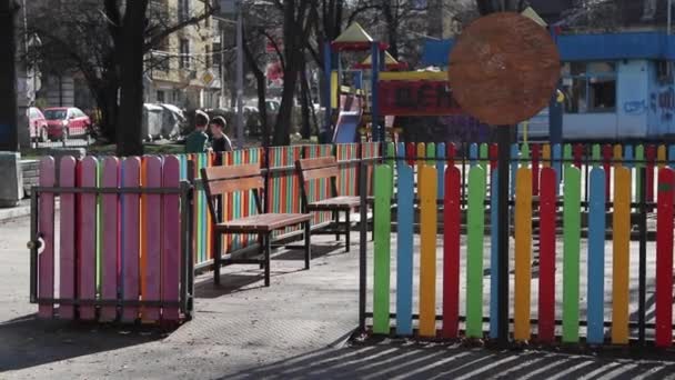 Niños jugando al fútbol en el patio — Vídeo de stock