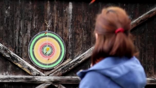 Girl trowing darts at the target — Stock Video