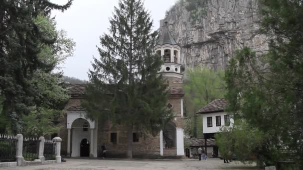 Dryanovo orthodox monastery and the cliff — Stock Video