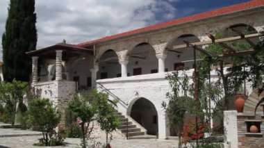 Colonnade ve arka bahçesinde Yunan Manastırı