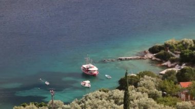 küçük koy ve yukarıdan gelen tekneler