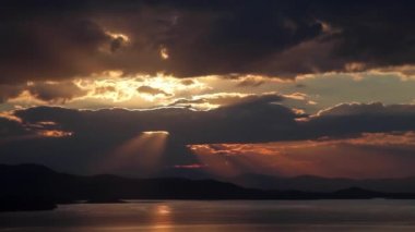 Sunset bir ada üzerinde yüksek açılı görünüş