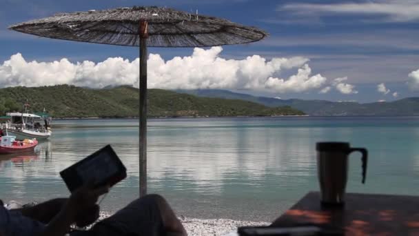 Człowieka, ciesząc się morze po przeczytaniu e blisko morza — Wideo stockowe