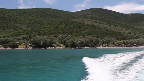 Mujer joven disfrutando del mar desde un barco — Vídeos de Stock