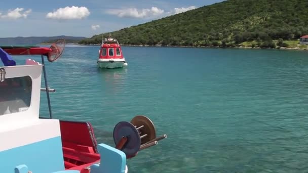 Punto de vista del barco saliendo de la bahía con aguas cristalinas — Vídeos de Stock