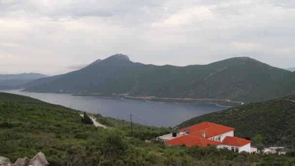 Vista de ángulo alto desde una casa sobre la bahía — Vídeos de Stock