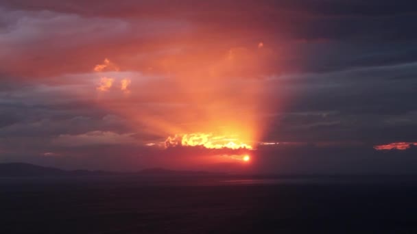 Sista solstrålarna kamp genom molnen — Stockvideo