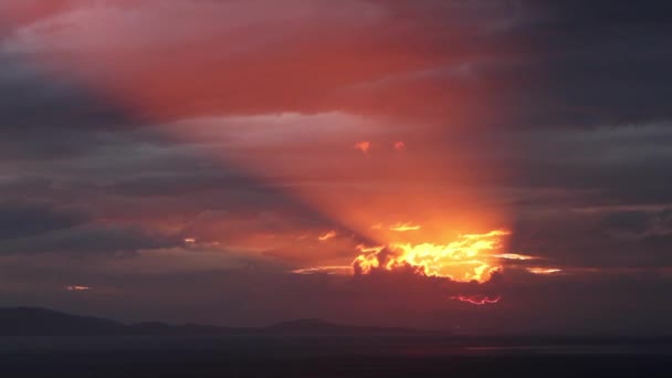 Últimos rayos del sol rompiendo las nubes — 图库视频影像