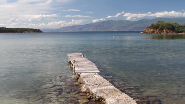 Molo di legno nell'idilliaca baia del mare — Video Stock