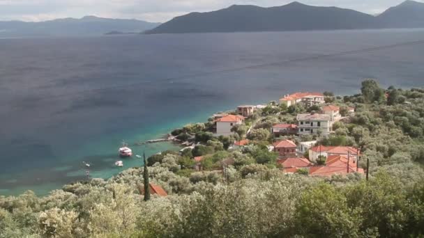 Vista de ángulo alto a un pueblo en la costa — Vídeos de Stock