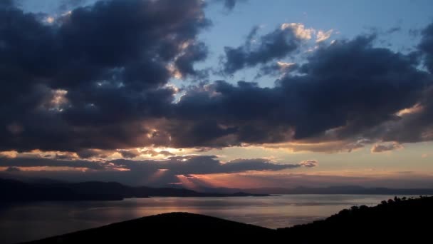 Zonsondergang over een eiland na een storm — Stockvideo