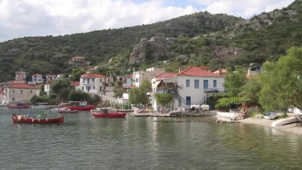 Kleine baai en boten in de buurt van de kust — Stockvideo